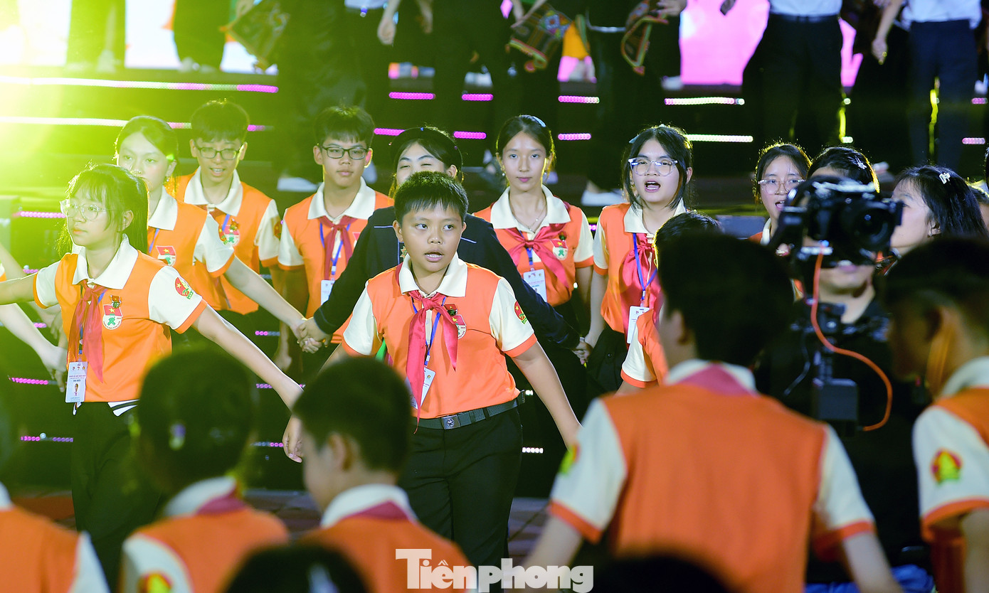 Trong chương trình tuyên dương, 200 “chiến sĩ nhỏ Điện Biên” cùng 300 thiếu nhi tỉnh Điện Biên biểu diễn tiết mục múa Xòe hoa thắm tình đoàn kết chào mừng 70 năm Chiến thắng lịch sử Điện Biên Phủ. Ảnh: Xuân Tùng