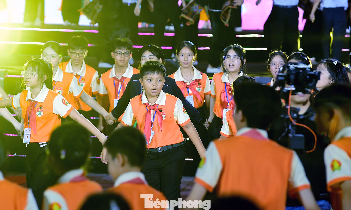 Trong chương trình tuyên dương, 200 “chiến sĩ nhỏ Điện Biên” cùng 300 thiếu nhi tỉnh Điện Biên biểu diễn tiết mục múa Xòe hoa thắm tình đoàn kết chào mừng 70 năm Chiến thắng lịch sử Điện Biên Phủ. Ảnh: Xuân Tùng