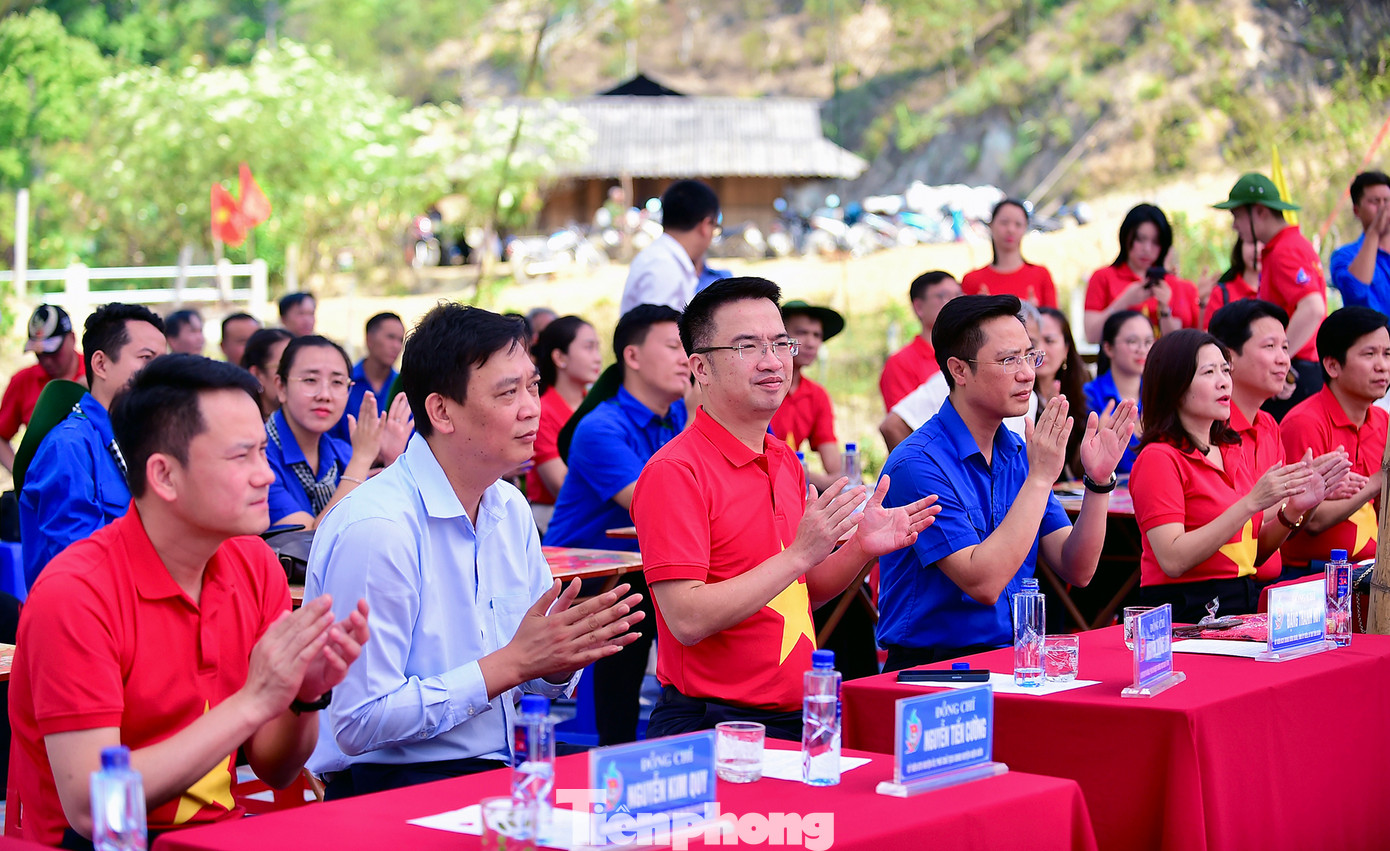 Bí thư T.Ư Đoàn Nguyễn Tường Lâm và các đại biểu, thanh niên cổ vũ tiết mục văn nghệ trong chương trình. Ảnh: Xuân Tùng