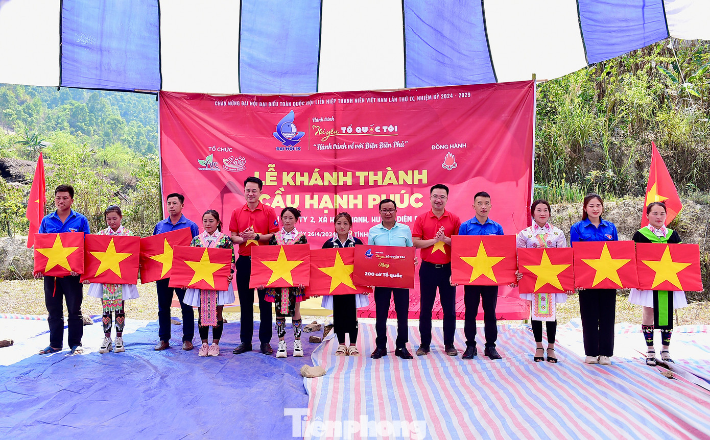 Các đại biểu thực hiện nghi thức cắt băng khánh thành công trình "Cầu hạnh phúc" năm 2024