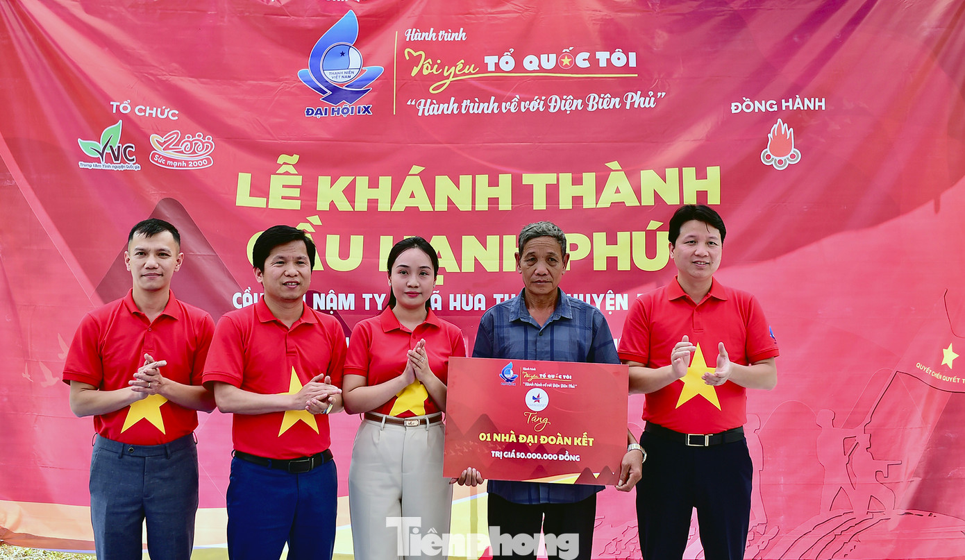 Anh Lê Mạnh Cường – Câu lạc bộ Đầu tư và Khởi nghiệp Doanh nhân trẻ Việt Nam và các thành viên CLB trao tặng công trình Nhà đại đoàn kết. Ảnh: Xuân Tùng
