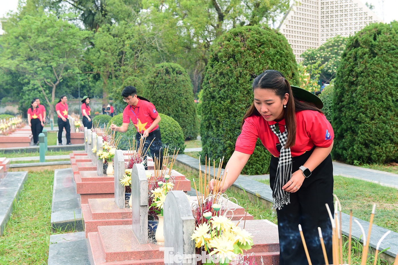 Đại biểu tham gia hành trình thắp hương tại phần mộ các Anh hùng liệt sĩ tại Nghĩa trang Liệt sĩ Quốc gia A1.