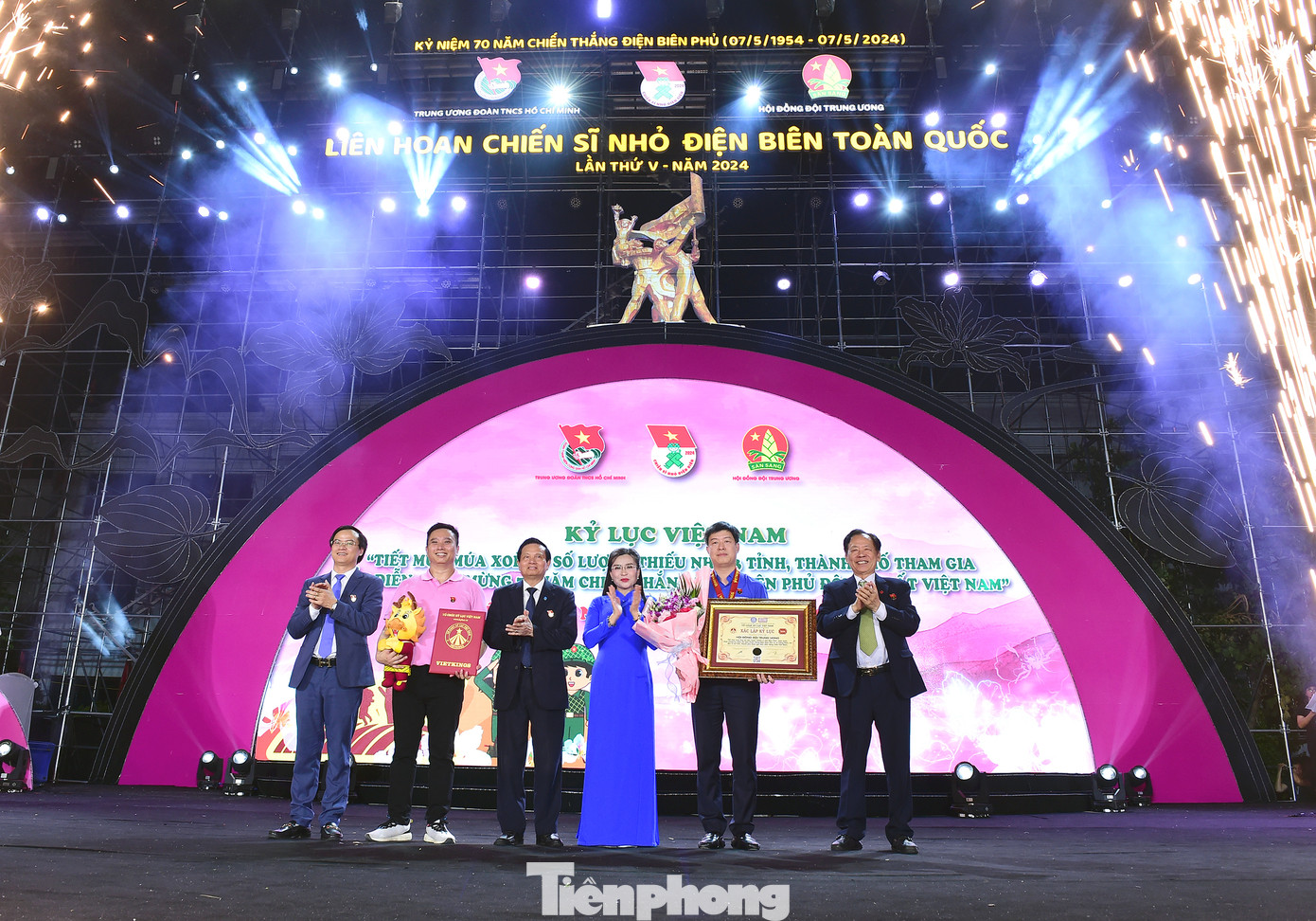 Đại diện tổ chức Kỷ lục Việt Nam trao xác nhận kỷ lục “Tiết mục Xòe có số lượng thiếu nhi 63 tỉnh, thành phố tham gia biểu diễn chào mừng 70 năm Chiến thắng Điện Biên Phủ đông nhất Việt Nam” cho Hội đồng Đội T.Ư. Ảnh: Xuân Tùng