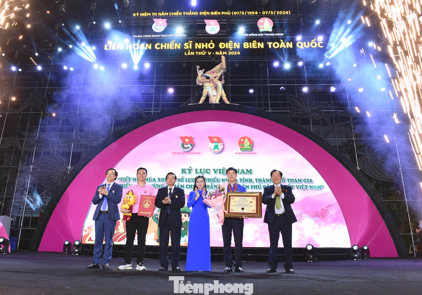 Đại diện tổ chức Kỷ lục Việt Nam trao xác nhận kỷ lục “Tiết mục Xòe có số lượng thiếu nhi 63 tỉnh, thành phố tham gia biểu diễn chào mừng 70 năm Chiến thắng Điện Biên Phủ đông nhất Việt Nam” cho Hội đồng Đội T.Ư. Ảnh: Xuân Tùng