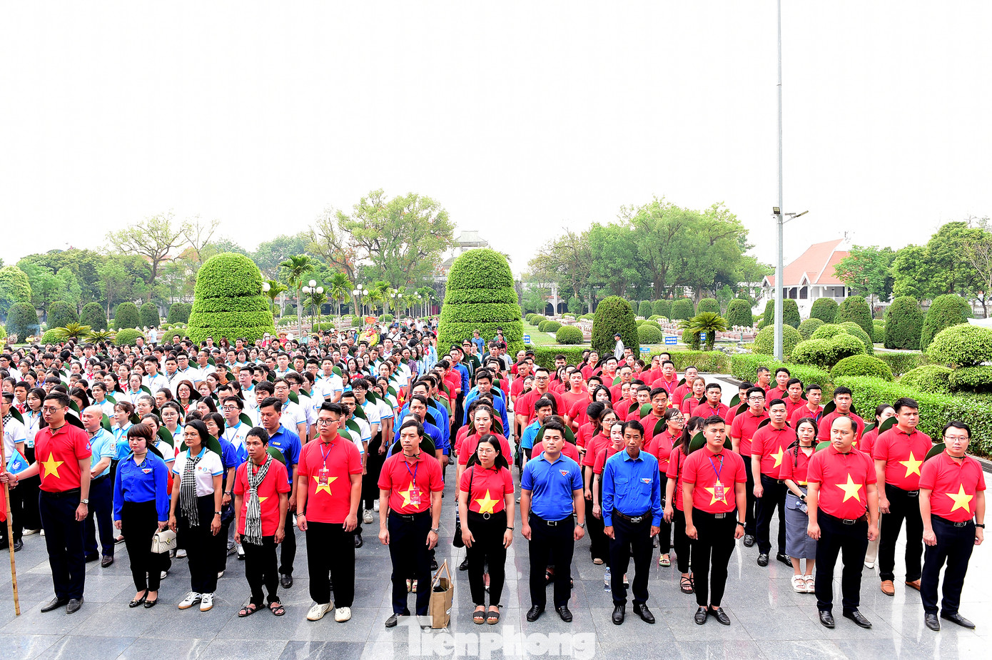 Các đại biểu tham gia hành trình hội quân, tham dự dâng hương tưởng niệm các Anh hùng liệt sĩ tại Nghĩa trang Liệt sĩ Quốc gia A1.