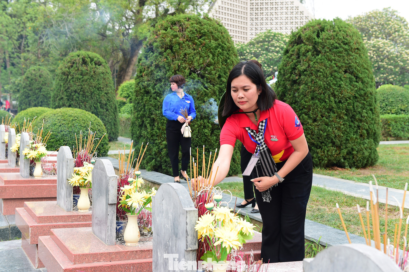 Đại biểu tham gia hành trình thắp hương tại phần mộ các Anh hùng liệt sĩ tại Nghĩa trang Liệt sĩ Quốc gia A1.