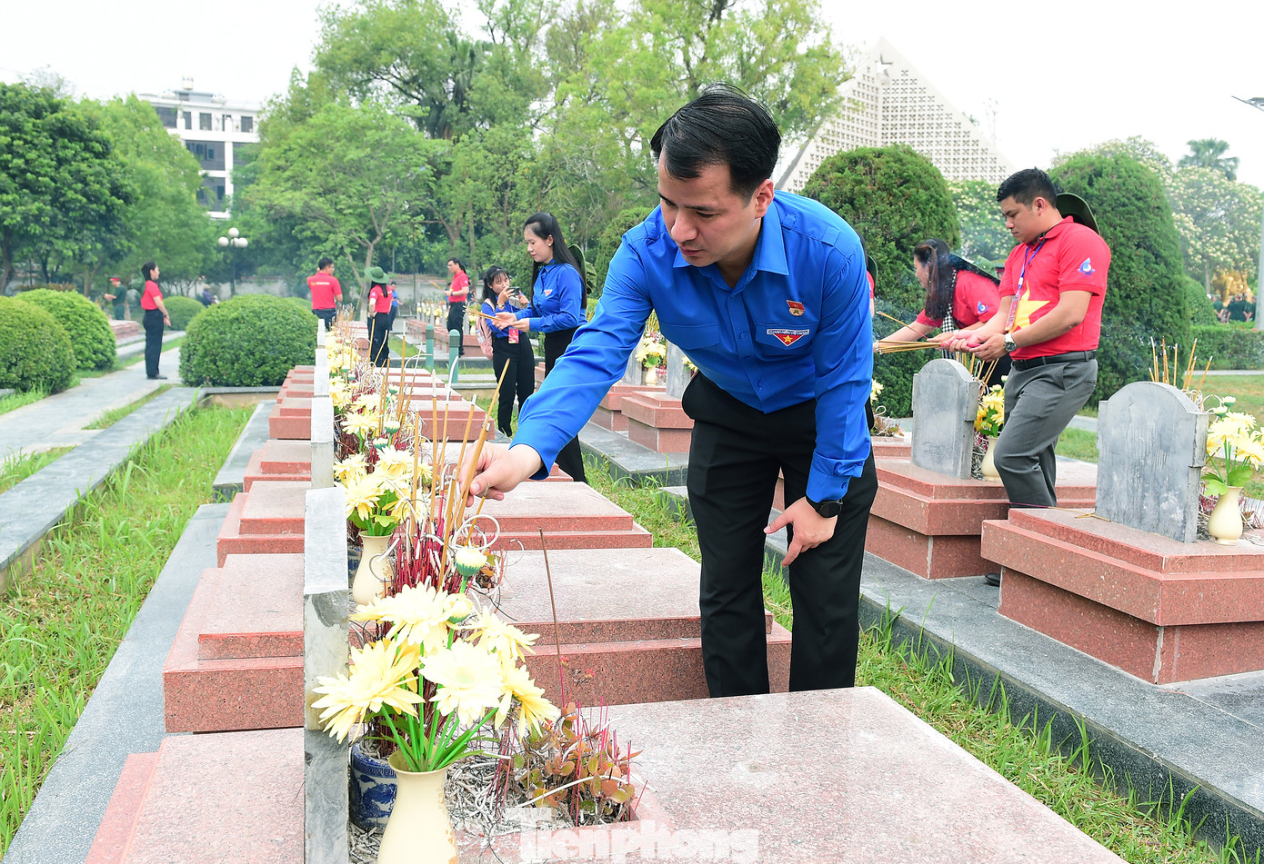 Bí thư T.Ư Đoàn Ngô Văn Cương thắp hương tại phần mộ các Anh hùng liệt sĩ tại Nghĩa trang Liệt sĩ Quốc gia A1.