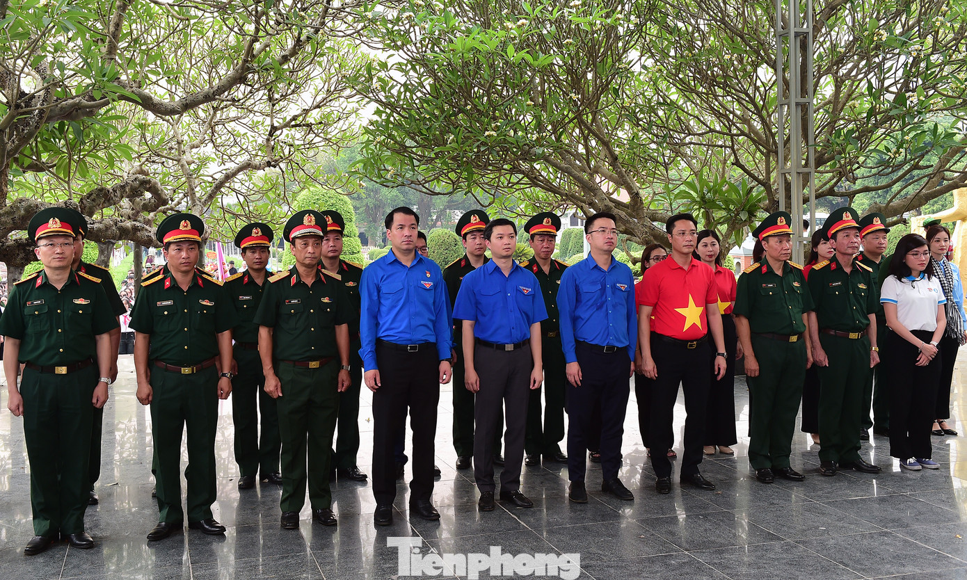 Các đại biểu dự lễ đã dành phút mặc niệm tưởng nhớ các Anh hùng liệt sĩ.