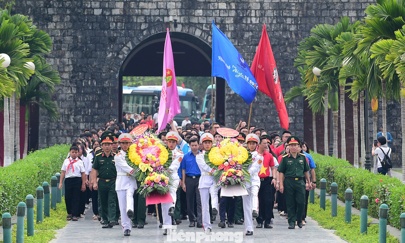Đoàn đại biểu hành trình đặt vòng hoa tưởng niệm các Anh hùng liệt sĩ tại Nghĩa trang Liệt sĩ A1.