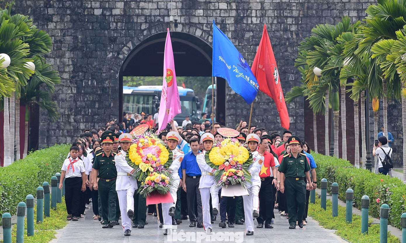 Đoàn đại biểu hành trình đặt vòng hoa tưởng niệm các Anh hùng liệt sĩ tại Nghĩa trang Liệt sĩ A1. Đoàn đại biểu hành trình đặt vòng hoa tưởng niệm các Anh hùng liệt sĩ tại Nghĩa trang Liệt sĩ A1.