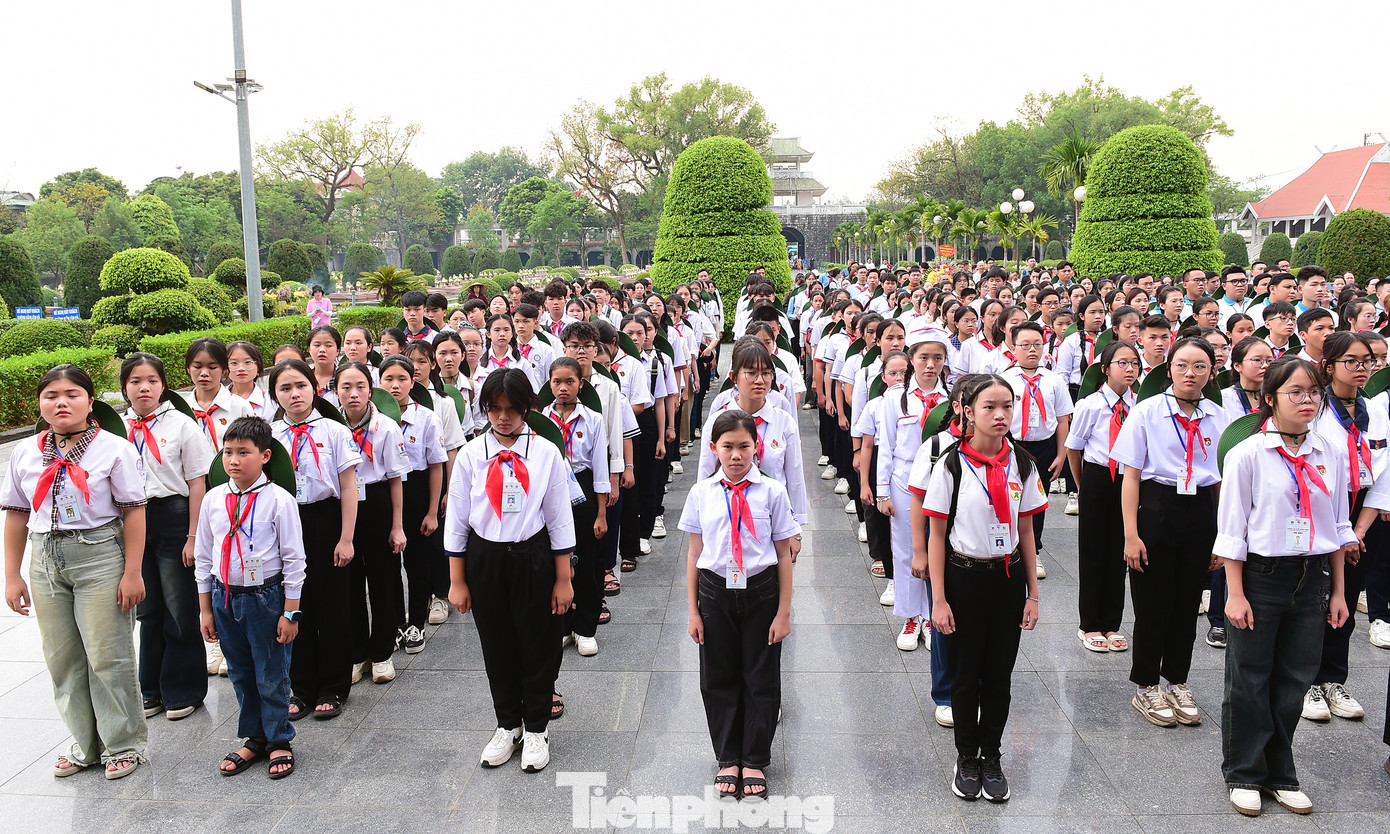 Các đại biểu tham gia hành trình hội quân, tham dự dâng hương tưởng niệm các Anh hùng liệt sĩ tại Nghĩa trang Liệt sĩ Quốc gia A1.