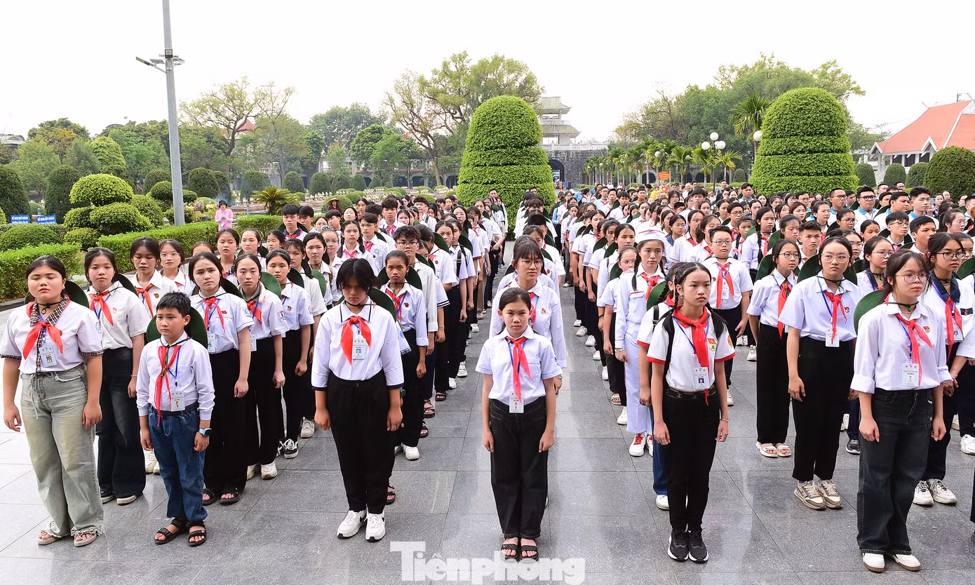 Các đại biểu tham gia hành trình hội quân, tham dự dâng hương tưởng niệm các Anh hùng liệt sĩ tại Nghĩa trang Liệt sĩ Quốc gia A1. Các đại biểu tham gia hành trình hội quân, tham dự dâng hương tưởng niệm các Anh hùng liệt sĩ tại Nghĩa trang Liệt sĩ Quốc gia A1.