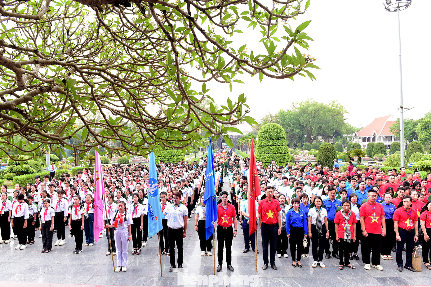Các đại biểu tham gia hành trình hội quân, tham dự dâng hương tưởng niệm các Anh hùng liệt sĩ tại Nghĩa trang Liệt sĩ Quốc gia A1.