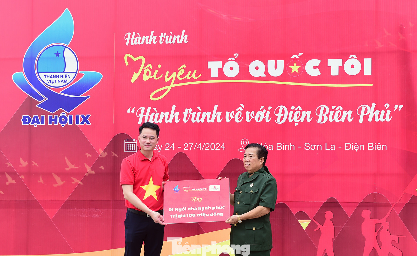 Nhiều nguồn lực được trao tặng trong chương trình tại Hòa Bình. Ảnh: Xuân Tùng