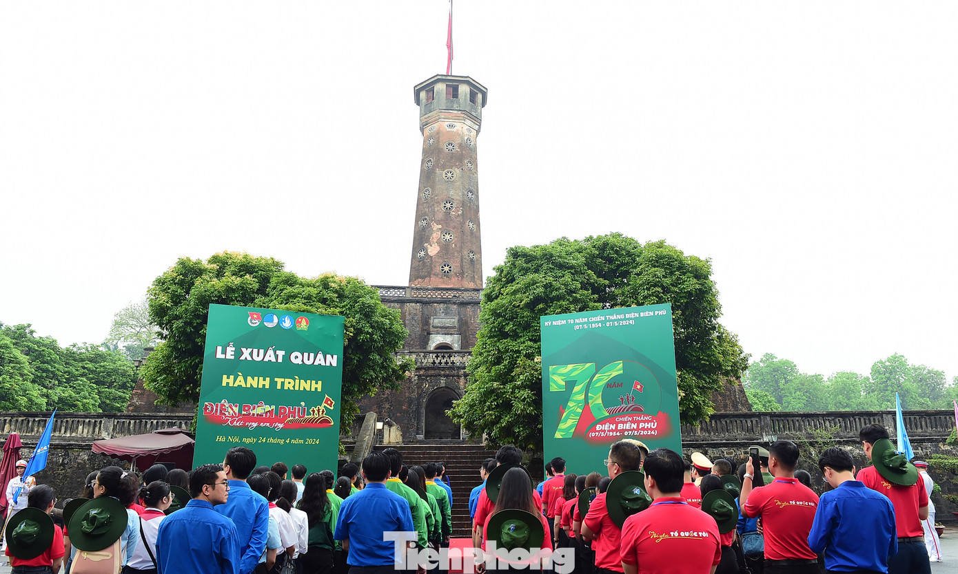 Tại lễ xuất quân, Bí thư thứ nhất T.Ư Đoàn Bùi Quang Huy trao Cờ lệnh xuất quân cho 4 đoàn Hành trình, gồm: Đoàn Hành trình “Điện Biên Phủ - Khát vọng non sông” do anh Nguyễn Tường Lâm - Bí thư T.Ư Đoàn, Phó Chủ nhiệm Thường trực UBQG về thanh niên Việt Nam làm Trưởng đoàn; đoàn Hành trình “Tôi yêu Tổ quốc tôi” do anh Ngô Văn Cương - Bí thư T.Ư Đoàn, Chủ nhiệm Uỷ ban Kiểm tra T.Ư Đoàn làm Trưởng đoàn; đoàn Hành trình “Sinh viên với khát vọng non sông” do anh Nguyễn Minh Triết - Bí thư T.Ư Đoàn, Chủ tịch T.Ư Hội Sinh viên Việt Nam làm Trưởng đoàn và đoàn đại biểu Liên hoan “Chiến sĩ nhỏ Điện Biên” do chị Nguyễn Phạm Duy Trang - Bí thư T.Ư Đoàn, Chủ tịch Hội Đồng đội T.Ư làm Trưởng đoàn. Tại lễ xuất quân, Bí thư thứ nhất T.Ư Đoàn Bùi Quang Huy trao Cờ lệnh xuất quân cho 4 đoàn Hành trình, gồm: Đoàn Hành trình “Điện Biên Phủ - Khát vọng non sông” do anh Nguyễn Tường Lâm - Bí thư T.Ư Đoàn, Phó Chủ nhiệm Thường trực UBQG về thanh niên Việt Nam làm Trưởng đoàn; đoàn Hành trình “Tôi yêu Tổ quốc tôi” do anh Ngô Văn Cương - Bí thư T.Ư Đoàn, Chủ nhiệm Uỷ ban Kiểm tra T.Ư Đoàn làm Trưởng đoàn; đoàn Hành trình “Sinh viên với khát vọng non sông” do anh Nguyễn Minh Triết - Bí thư T.Ư Đoàn, Chủ tịch T.Ư Hội Sinh viên Việt Nam làm Trưởng đoàn và đoàn đại biểu Liên hoan “Chiến sĩ nhỏ Điện Biên” do chị Nguyễn Phạm Duy Trang - Bí thư T.Ư Đoàn, Chủ tịch Hội Đồng đội T.Ư làm Trưởng đoàn.