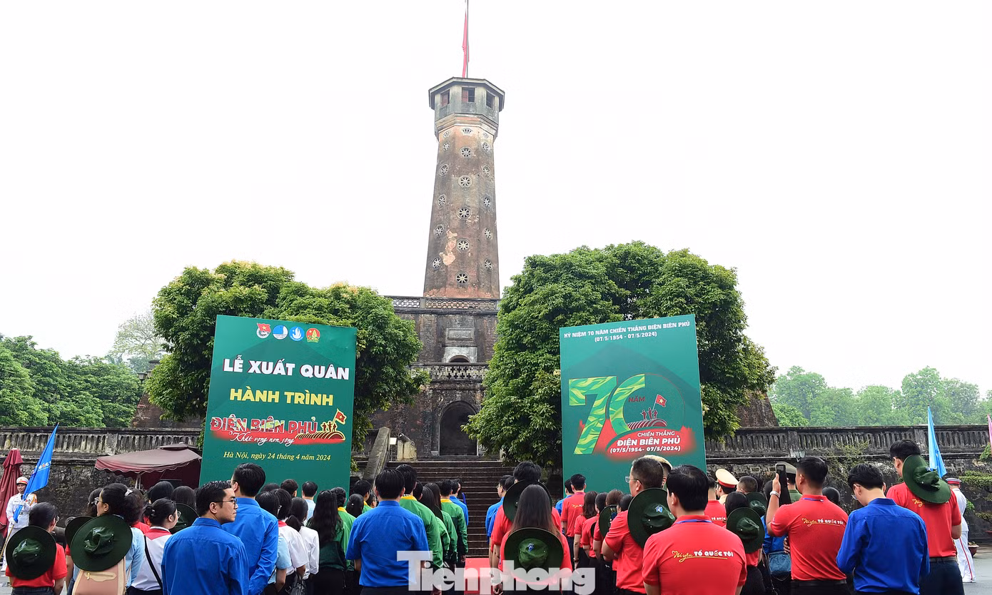 Tại lễ xuất quân, Bí thư thứ nhất T.Ư Đoàn Bùi Quang Huy trao Cờ lệnh xuất quân cho 4 đoàn Hành trình, gồm: Đoàn Hành trình “Điện Biên Phủ - Khát vọng non sông” do anh Nguyễn Tường Lâm - Bí thư T.Ư Đoàn, Phó Chủ nhiệm Thường trực UBQG về thanh niên Việt Nam làm Trưởng đoàn; đoàn Hành trình “Tôi yêu Tổ quốc tôi” do anh Ngô Văn Cương - Bí thư T.Ư Đoàn, Chủ nhiệm Uỷ ban Kiểm tra T.Ư Đoàn làm Trưởng đoàn; đoàn Hành trình “Sinh viên với khát vọng non sông” do anh Nguyễn Minh Triết - Bí thư T.Ư Đoàn, Chủ tịch T.Ư Hội Sinh viên Việt Nam làm Trưởng đoàn và đoàn đại biểu Liên hoan “Chiến sĩ nhỏ Điện Biên” do chị Nguyễn Phạm Duy Trang - Bí thư T.Ư Đoàn, Chủ tịch Hội Đồng đội T.Ư làm Trưởng đoàn.