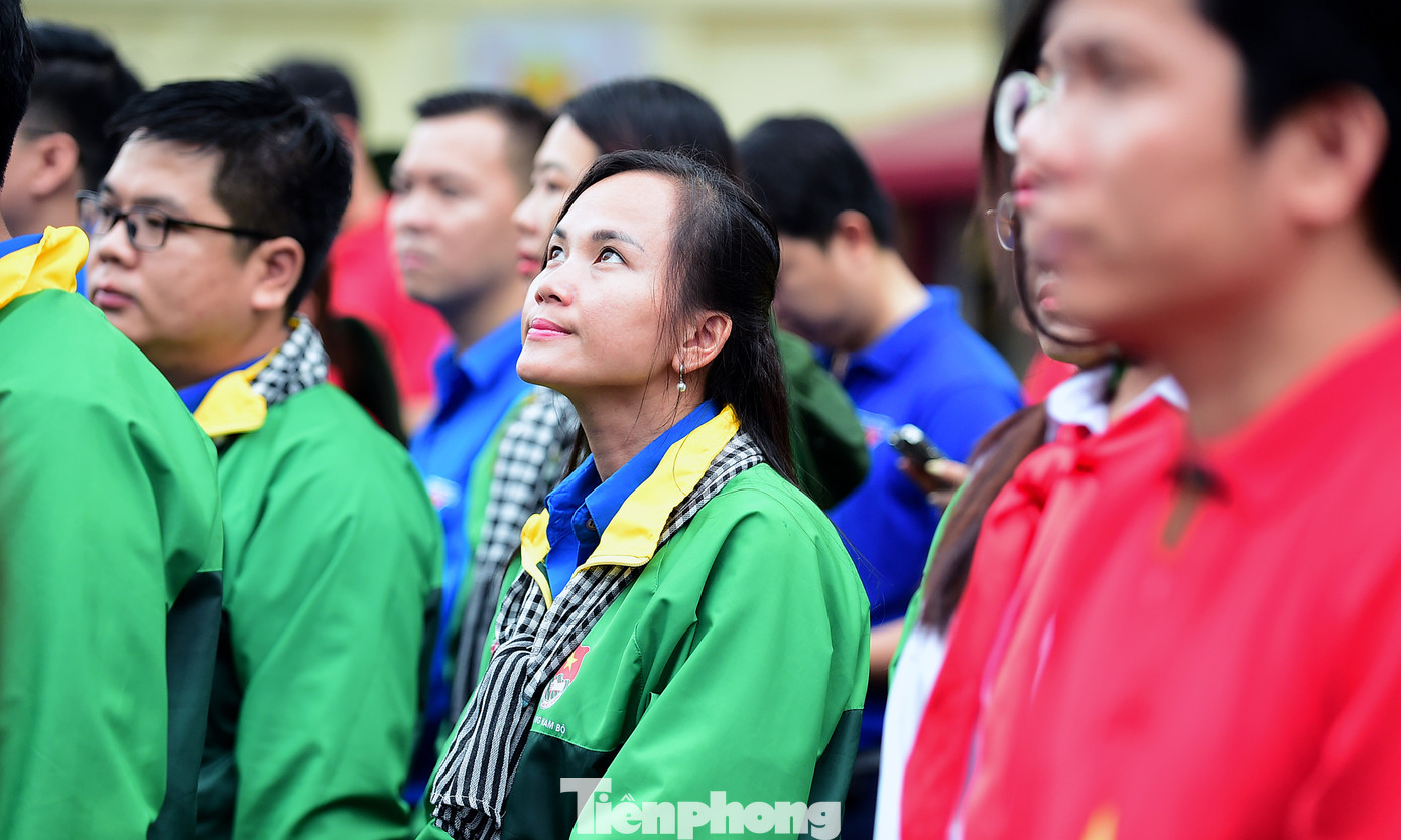 Tại mỗi địa danh, các đoàn đại biểu sẽ tổ chức các hoạt động an sinh xã hội, thăm hỏi, tặng quà các cựu chiến binh, gia đình liệt sĩ, thương binh, bệnh binh, người có công với cách mạng, cựu thanh niên xung phong. “Đặc biệt, trong Hành trình lần này, chúng ta sẽ tổ chức thăm hỏi, tặng quà toàn bộ 131 cựu chiến binh tham gia Chiến dịch Điện Biên Phủ hiện đang sinh sống tại tỉnh Điện Biên. Tôi rất vui mừng khi biết rằng, các tỉnh, thành Đoàn, Đoàn trực thuộc đã thực hiện nghiêm túc chỉ đạo của T.Ư Đoàn, tổ chức các hoạt động xuất quân tại từng địa phương, gắn với nhiều hoạt động ý nghĩa”, anh Bùi Quang Huy nói. Tại mỗi địa danh, các đoàn đại biểu sẽ tổ chức các hoạt động an sinh xã hội, thăm hỏi, tặng quà các cựu chiến binh, gia đình liệt sĩ, thương binh, bệnh binh, người có công với cách mạng, cựu thanh niên xung phong. “Đặc biệt, trong Hành trình lần này, chúng ta sẽ tổ chức thăm hỏi, tặng quà toàn bộ 131 cựu chiến binh tham gia Chiến dịch Điện Biên Phủ hiện đang sinh sống tại tỉnh Điện Biên. Tôi rất vui mừng khi biết rằng, các tỉnh, thành Đoàn, Đoàn trực thuộc đã thực hiện nghiêm túc chỉ đạo của T.Ư Đoàn, tổ chức các hoạt động xuất quân tại từng địa phương, gắn với nhiều hoạt động ý nghĩa”, anh Bùi Quang Huy nói.