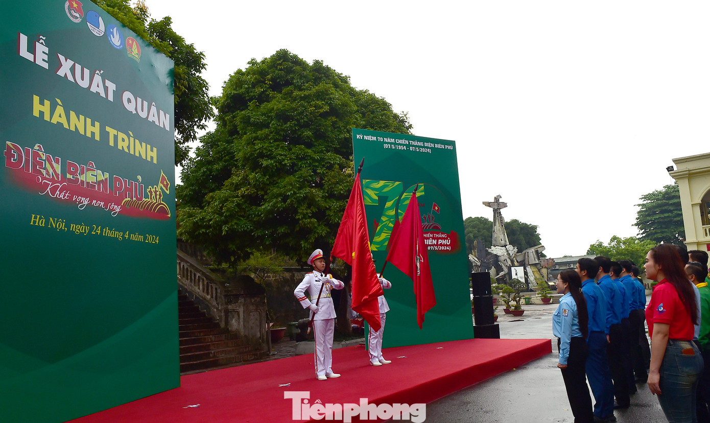 Các đại biểu thực hiện nghi thức Chào cờ trước giờ xuất quân. Các đại biểu thực hiện nghi thức Chào cờ trước giờ xuất quân.