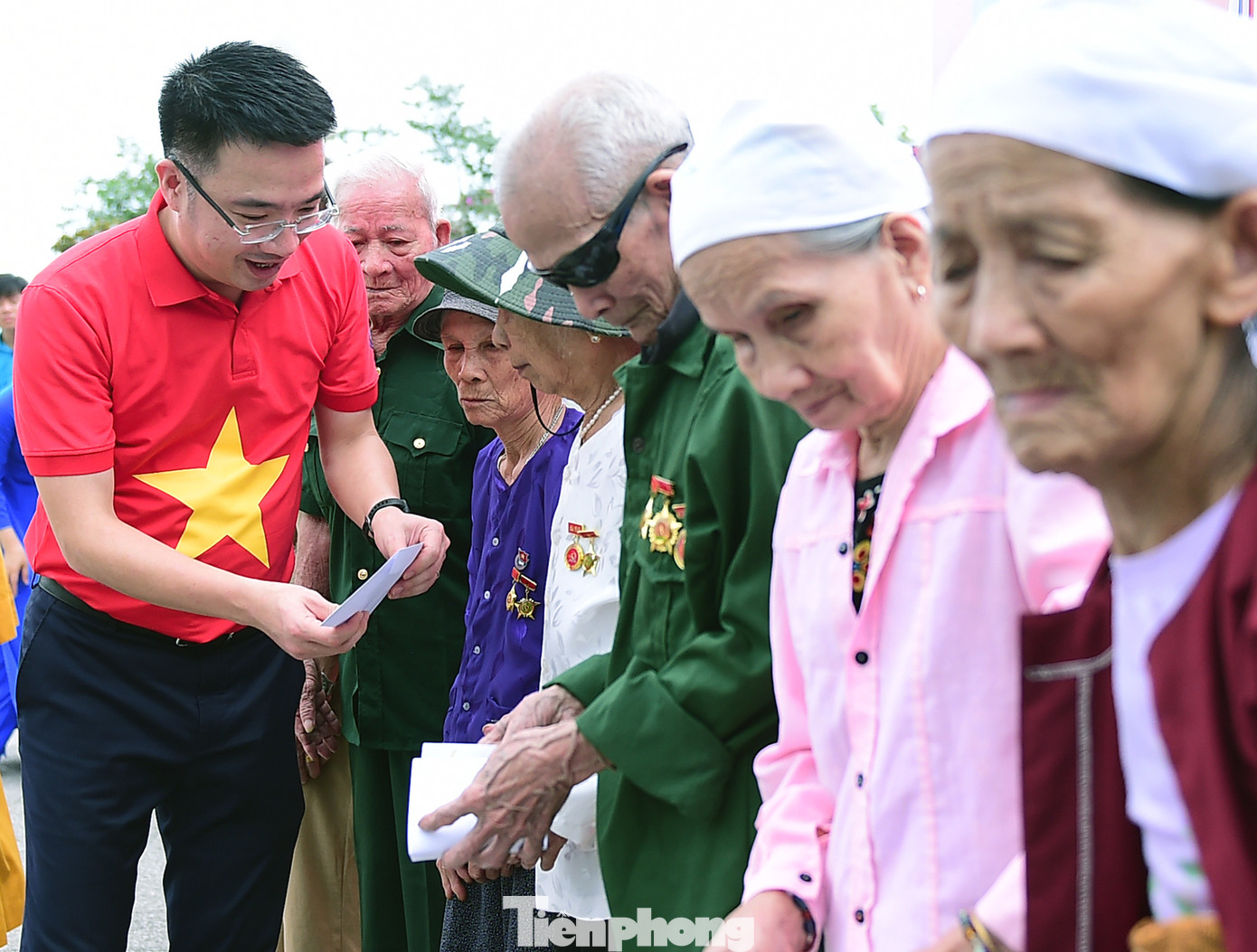 Anh Nguyễn Tường Lâm - Bí thư T.Ư Đoàn trao quà tặng các gia đình chính sách, gia đình người có công tại chương trình. Ảnh: Xuân Tùng