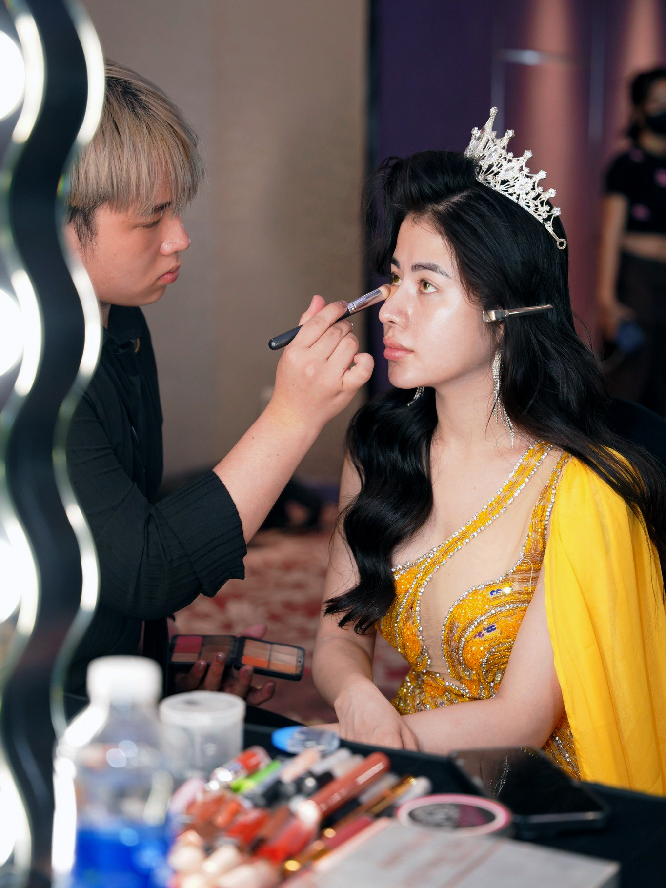 Thí sinh đang thực hiện bài thi của hạng mục Trang điểm nghệ thuật. Ảnh: BTC