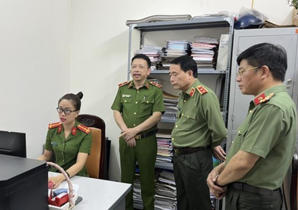 Đoàn công tác kiểm tra thực tiễn công tác xây dựng Công an phường điển hình, kiểu mẫu về an ninh trật tự và văn minh đô thị tại Công an phường Ô Chợ Dừa.