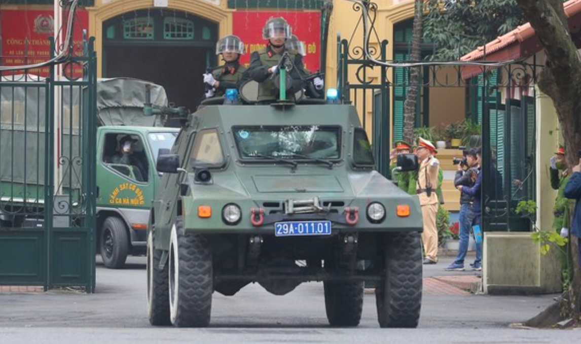 Công an TP Hà Nội mở đợt cao điểm tấn công, trấn áp tội phạm trên nhiều lĩnh vực theo 2 giai đoạn (giai đoạn chuẩn bị và giai đoạn tấn công). Công an TP Hà Nội mở đợt cao điểm tấn công, trấn áp tội phạm trên nhiều lĩnh vực theo 2 giai đoạn (giai đoạn chuẩn bị và giai đoạn tấn công).