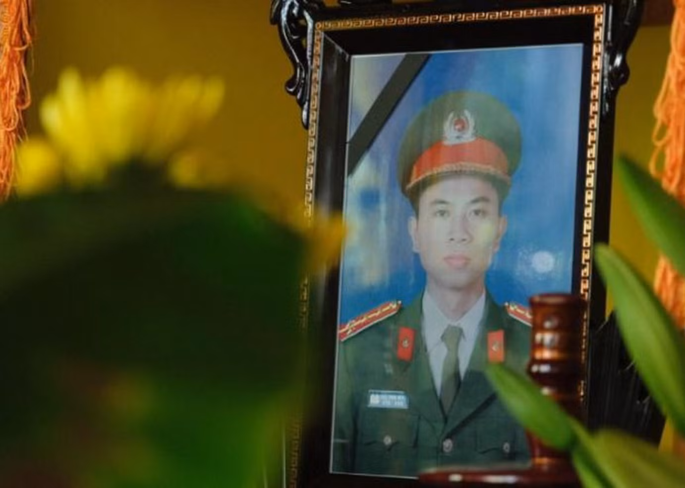 Di ảnh Đại úy Trần Trung Hiếu. Di ảnh Đại úy Trần Trung Hiếu.