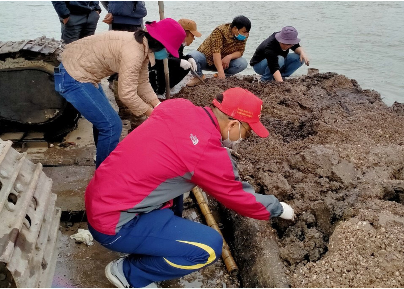 Khảo sát tại mỏ Hến 1, lòng hồ Tam Chúc.