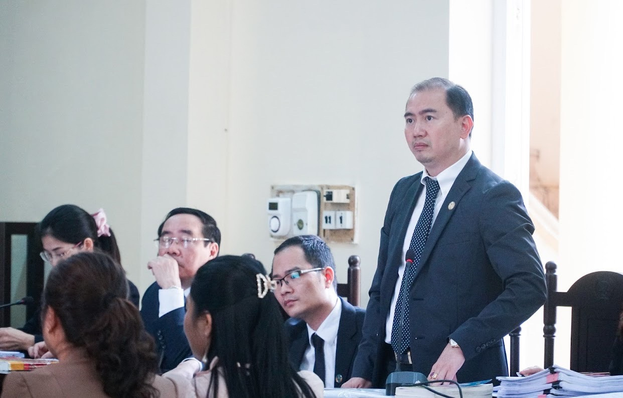 Luật sư Trương Anh Tú (đứng). Ảnh: NVCC. Luật sư Trương Anh Tú (đứng). Ảnh: NVCC.