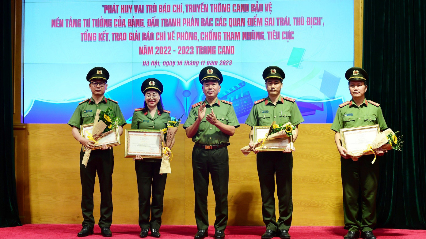 Thượng tướng Trần Quốc Tỏ trao giải cho các tác giả xuất sắc đạt giải