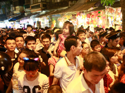 Bé gái được Bố cõng trên lưng dạo phố