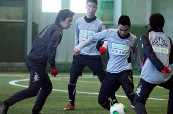 Đức Huy (giữa) và Duy Mạnh (phía xa) đang tập luyện ở Consadole Sapporo. Đức Huy (giữa) và Duy Mạnh (phía xa) đang tập luyện ở Consadole Sapporo