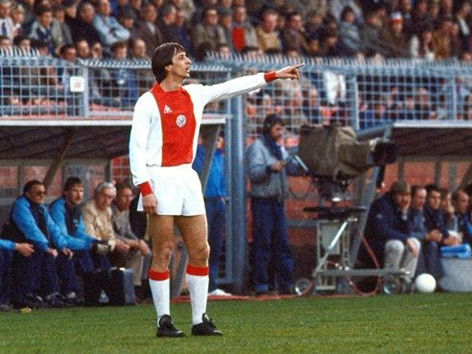 Johan Cruyff là cầu nối lịch sử giữa Barcelona và Ajax. Ảnh: Getty Images
