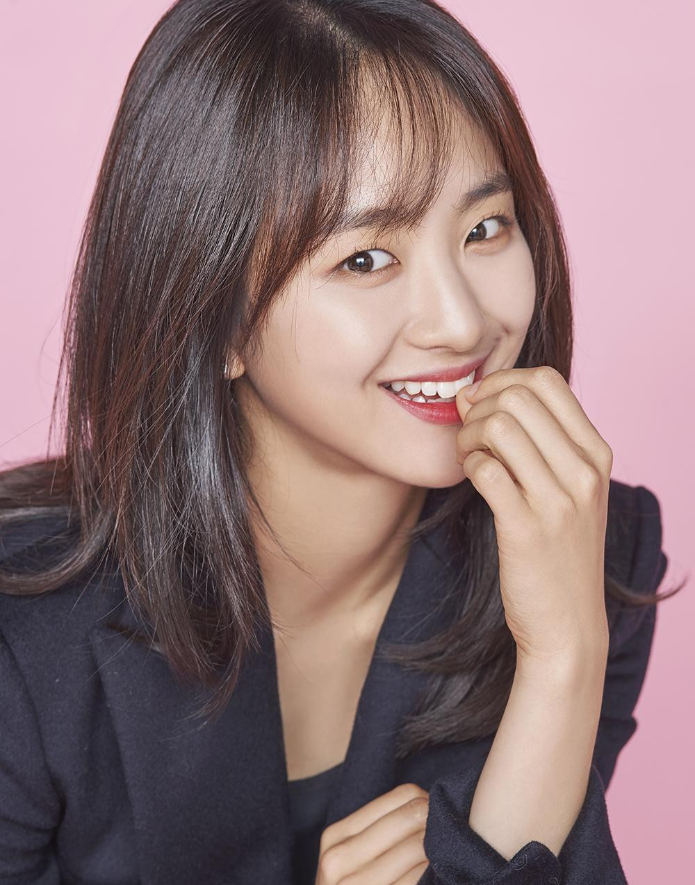 &quot;Chốt&quot; top 5 là Won Jin Ah với 7.006 phiếu bầu. So với các mỹ nhân khác, cô đóng phim khá muộn, vào năm 24 tuổi (2015). Các bộ phim tiêu biểu của cô là &quot;Cơn mưa thép&quot; (2017), &quot;Khoảng cách tình yêu&quot; (2017-2018), &quot;Bệ hạ vạn tuế&quot; (2019)...