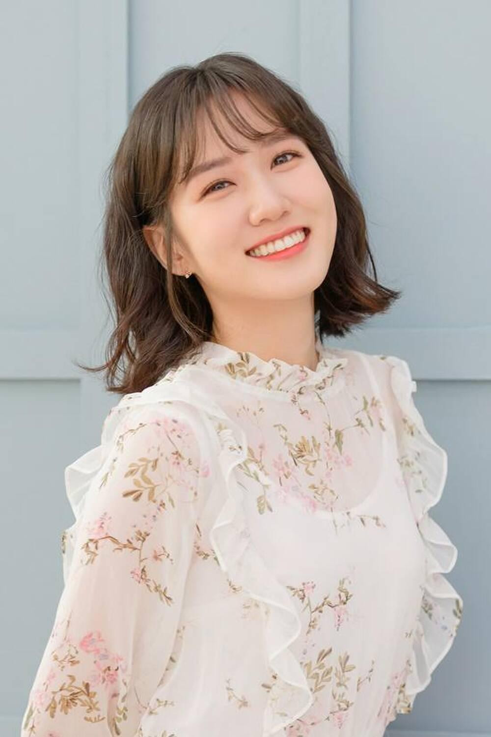 Park Eun Bin nhận được 6.488 phiếu bầu, xếp hạng 6. Cô đóng phim từ rất sớm, vào năm 1997 khi mới 5 tuổi. Những tác phẩm cô từng tham gia là &quot;Catching Up With Gangnam Moms&quot; (2007), &quot;The Iron Empress&quot; (2009), &quot;Hur Jun chính truyện&quot; (2013), &quot;Tuổi trẻ muôn màu&quot; (2016-2017), &quot;Luyến mộ&quot; (2021)...