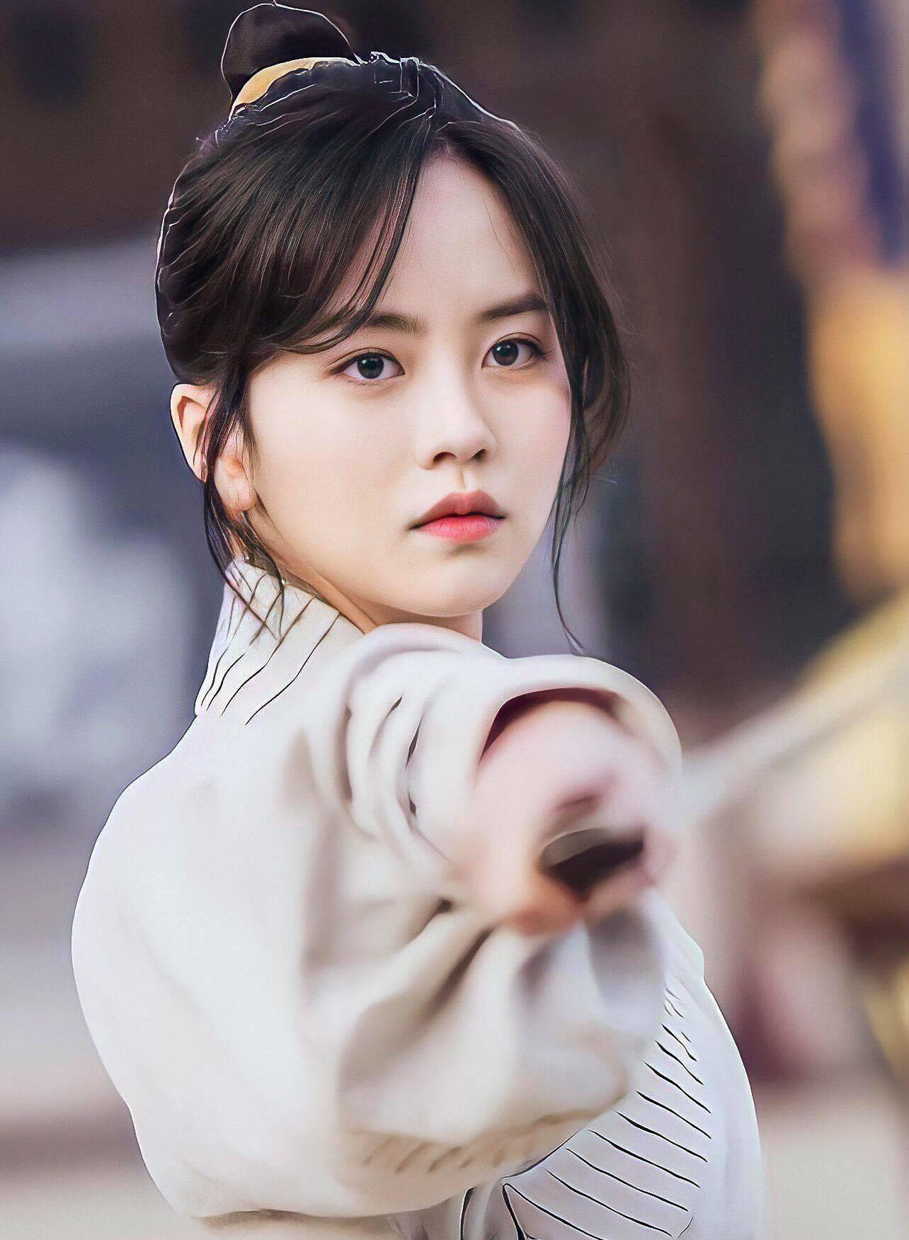Vị trí đầu bảng thuộc về &quot;em gái quốc dân&quot; Kim So Hyun với 30.696 phiếu bầu. Sự nghiệp diễn xuất của Kim So Hyun bắt đầu vào năm 2006 khi mới 7 tuổi. Một số tác phẩm truyền hình nổi tiếng nhất của cô bao gồm &quot;Mặt trăng ôm Mặt trời&quot; (2012), &quot;Nhớ em&quot; (2013), &quot;Học đường&quot; (2015), &quot;Cảnh báo tình yêu&quot; (2019 - 2021), &quot;Sông đón trăng lên&quot; (2021)...