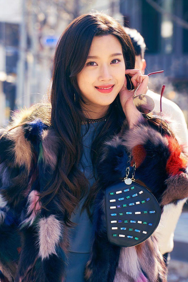 Moon Ga Young đứng thứ 7 với 4.262 phiếu bầu. Cô đóng phim lần đầu vào năm 2006 khi mới 10 tuổi. Các tác phẩm của cô có thể kể đến &quot;Bậc thầy thương gia&quot; (2015), &quot;Trò chơi tình yêu&quot; (2018), &quot;Vẻ đẹp đích thực&quot; (2020 - 2021)...