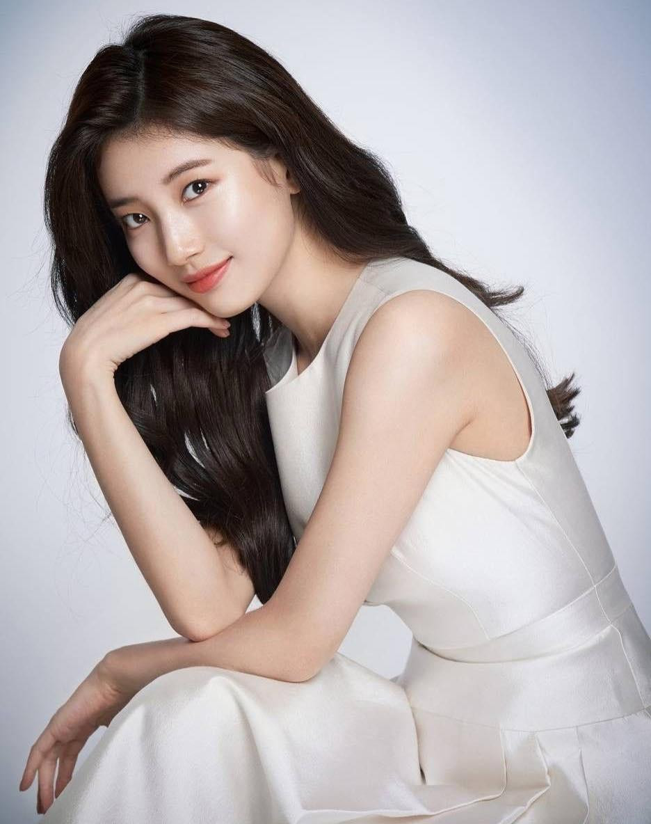 Mỹ nhân xếp hạng 10 với 1.262 phiếu bầu là &quot;tình đầu quốc dân&quot; Bae Suzy. Cũng như IU, cô bắt đầu đóng phim vào năm 17 tuổi (2011). Các bộ phim gắn liền với tên tuổi cựu thành viên f(x) là &quot;Bay cao ước mơ&quot;, &quot;Cửu gia thư&quot;, &quot;Yêu không kiểm soát&quot;, &quot;Khi nàng say giấc&quot;, &quot;Lãng khách&quot;...