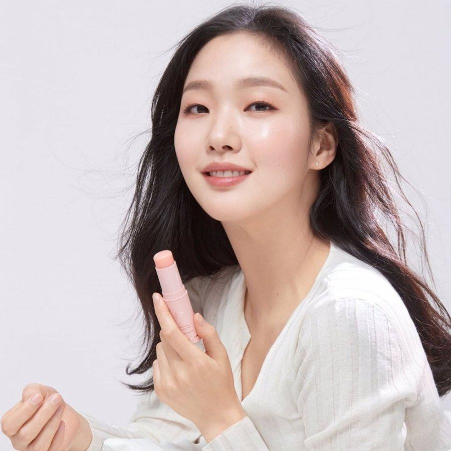 Kim Go Eun được 7.525 phiếu bầu, đứng vị trí thứ 4. Sự nghiệp diễn xuất của Kim Go Eun bắt đầu vào năm 2012 ở tuổi 21. Cô nổi danh qua các tác phẩm như &quot;Nàng thơ&quot; (2012), &quot;Bẫy tình yêu&quot; (2016), &quot;Yêu tinh&quot; (2017), &quot;Quân vương bất diệt&quot; (2020)...