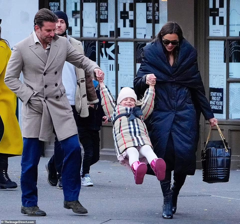 Hình ảnh gia đình hạnh phúc khiến dân mạng càng thêm tin tưởng nghi vấn tái hợp. Tin đồn này rộ lên vào khoảng 2 tuần. Thời điểm đó, Bradley Cooper và Irina Shayk bị bắt gặp đi riêng với nhau, còn tình tứ khoác tay nhau.