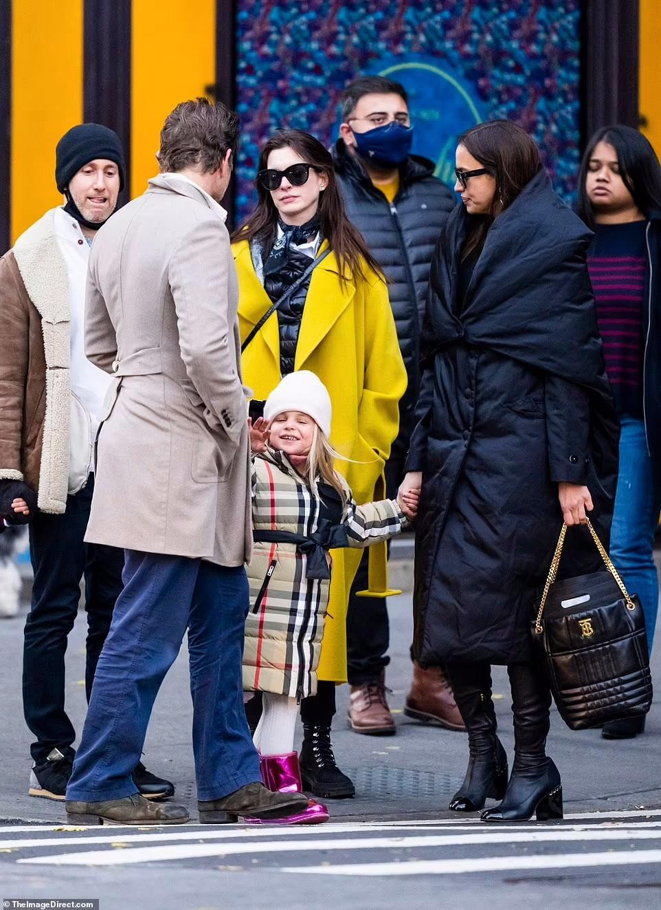 Đi cùng đôi tình nhân cũ có mỹ nhân Anne Hathaway và chồng của cô Adam Shulman.