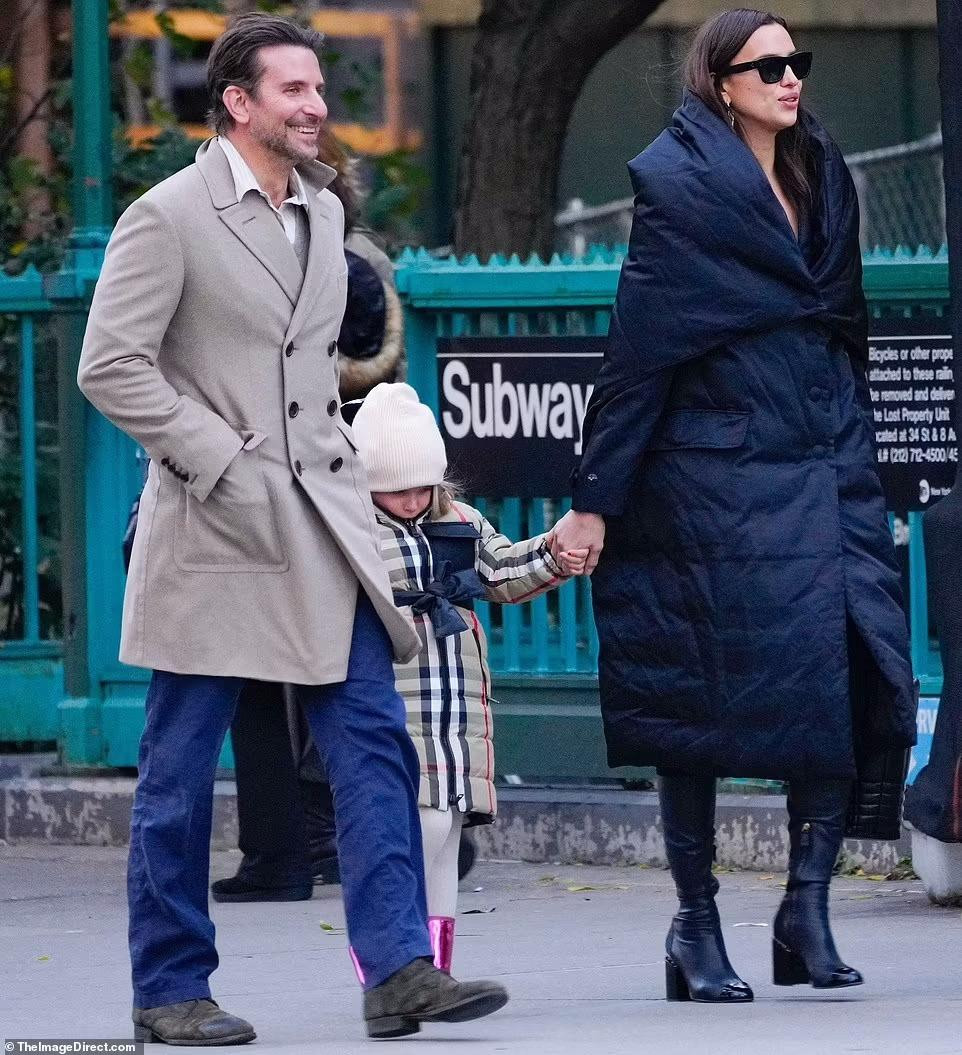 Cuối tuần trước, Bradley Cooper, Irina Shayk và con gái 4 tuổi Lea xuất hiện trên đường phố New York. Theo Daily Mail, gia đình 3 người đi xem &quot;Kẹp hạt dẻ&quot; ở rạp chiếu phim Lincoln Center rồi đi ăn tối ở nhà hàng Ý.