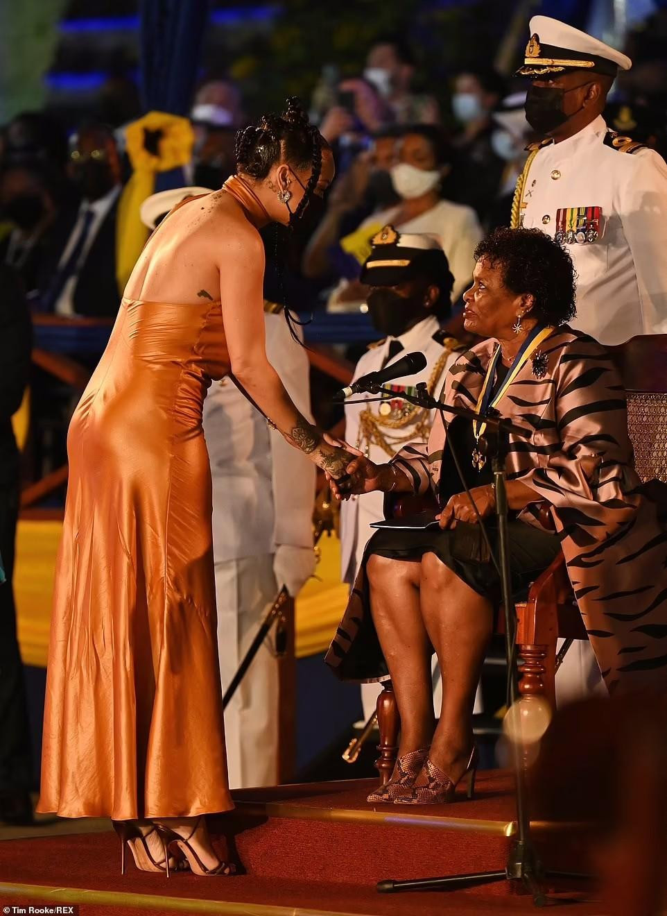 Rihanna bắt tay với vị tổng thống đầu tiên của Barbados, bà Dame Sandra Mason.