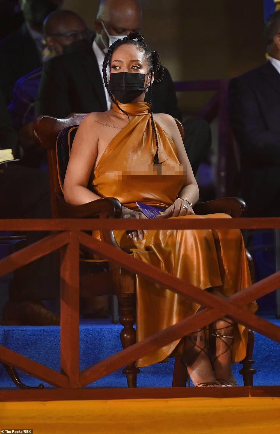 Bên cạnh đó, người đẹp sinh năm 1988 còn tự tin thể hiện cá tính khi để kiểu tóc tết lạ mắt và nổi loạn.