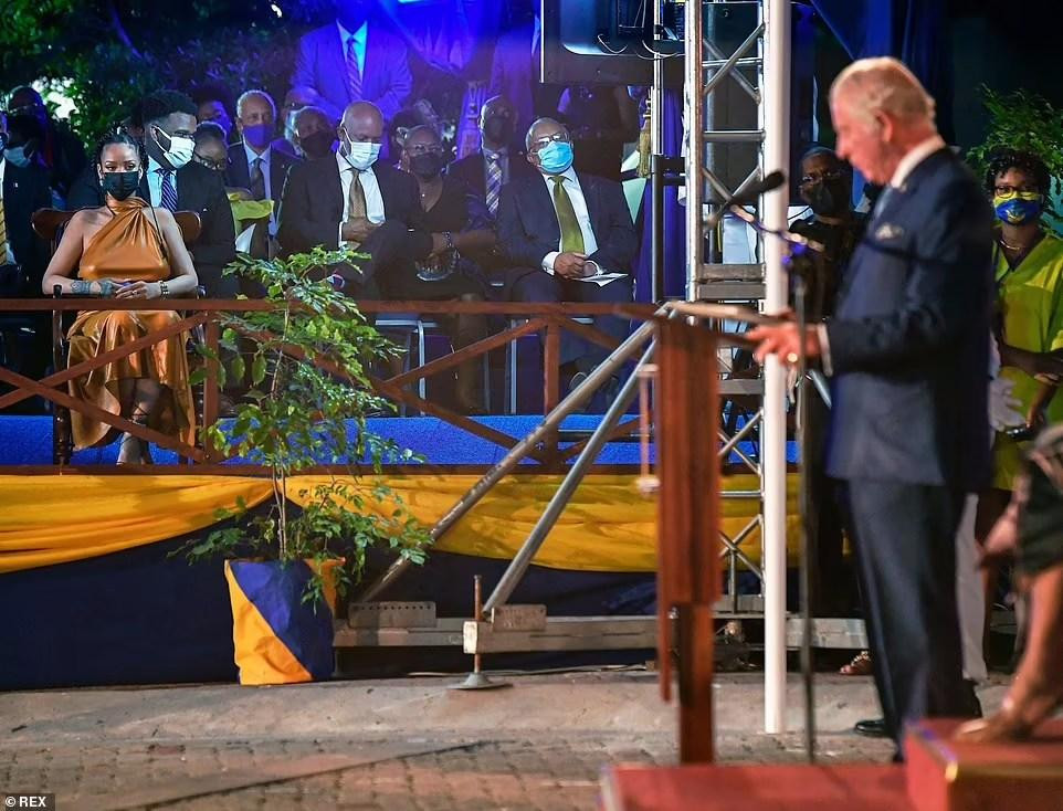 Rihanna được xếp chỗ trên bục danh dự cùng các quan chức cấp cao của Barbados, được chứng kiến khoảnh khắc lịch sử của đảo quốc vùng Caribean trong buổi lễ diễn ra ở tại thủ đô Bridgetown, dưới sự chủ trì của Thái tử Charles.