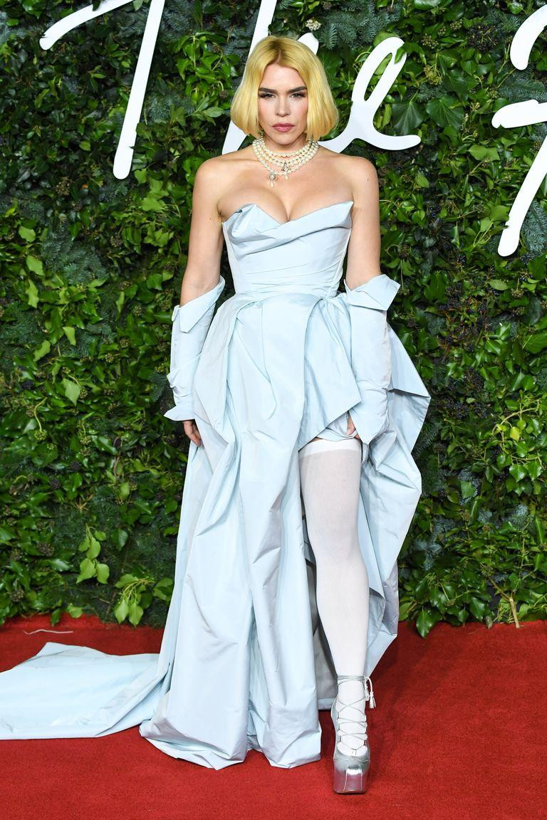 Nữ diễn viên Anh Billie Piper &quot;o ép&quot; vòng một.