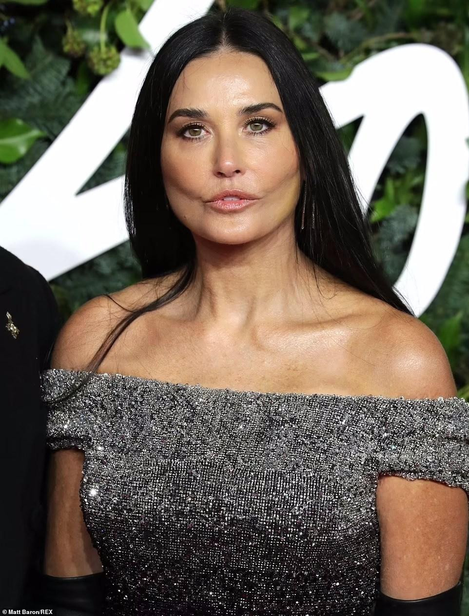 Người đẹp trẻ trung hơn nhiều so với tuổi 59. Tuy nhiên, gương mặt cô trông đơ cứng và khác lạ.