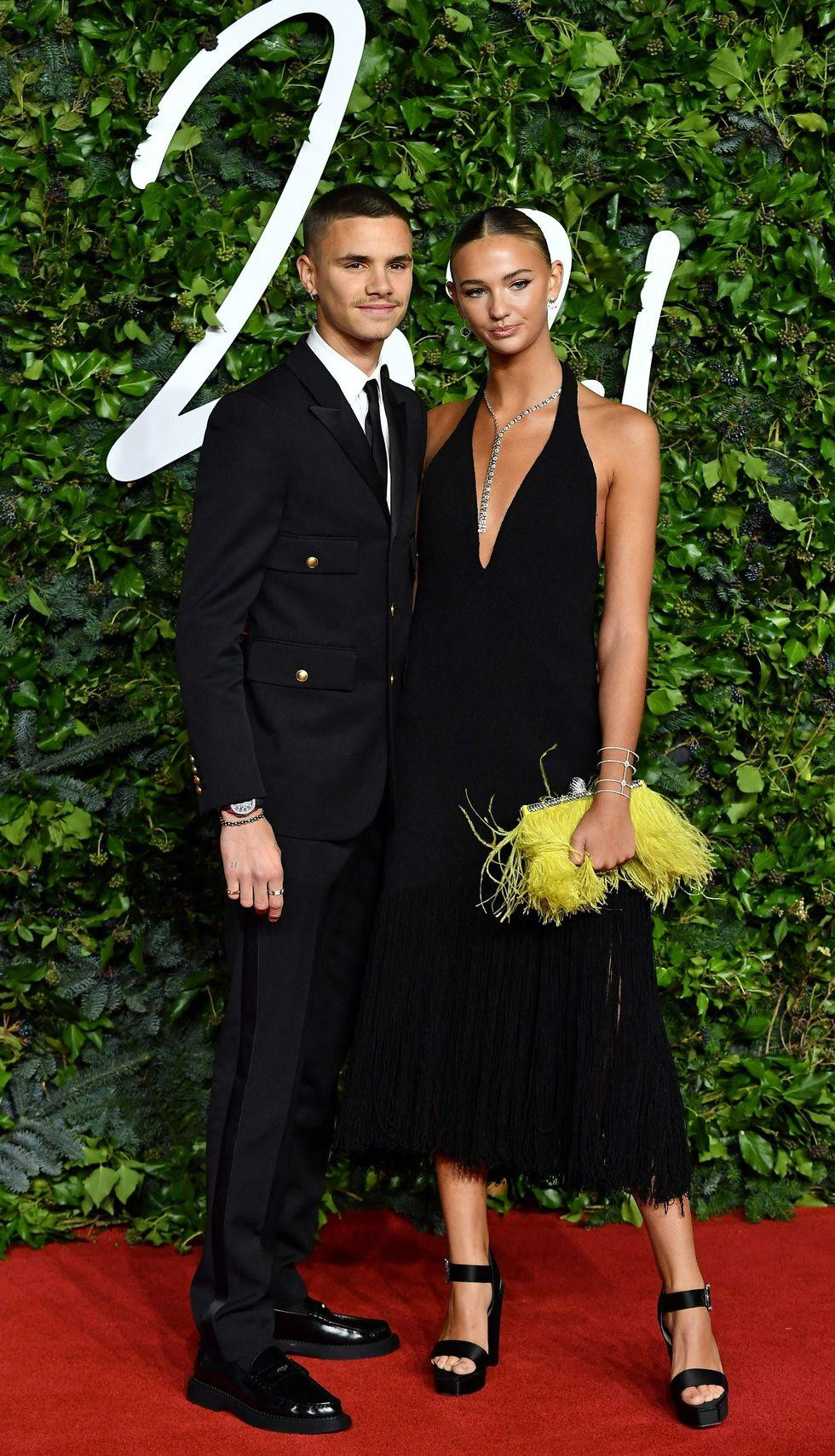 Romeo Beckham hiếm hoi tham dự sự kiện công khai. Cầu thủ bóng đá 19 tuổi xuất hiện bên bạn gái người mẫu, Mia Regan.