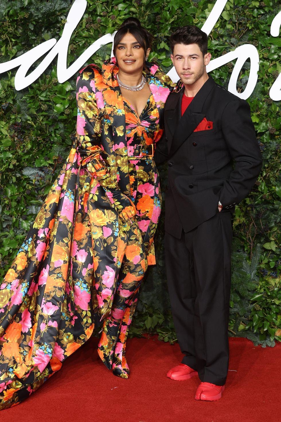 Hoa hậu Thế giới Priyanka Chopra nổi bần bật với set đồ họa tiết hoa lá đồ sộ, lấn át cả chồng trẻ Nick Jonas.