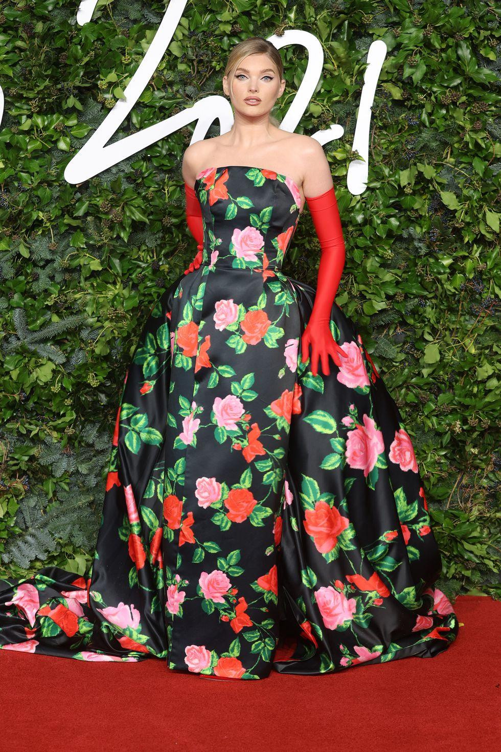 Thiên thần Victoria&apos;s Secret Elsa Hosk diện đầm quây công chúa kiểu cổ điển, nhấn vào họa tiết hoa sặc sỡ.